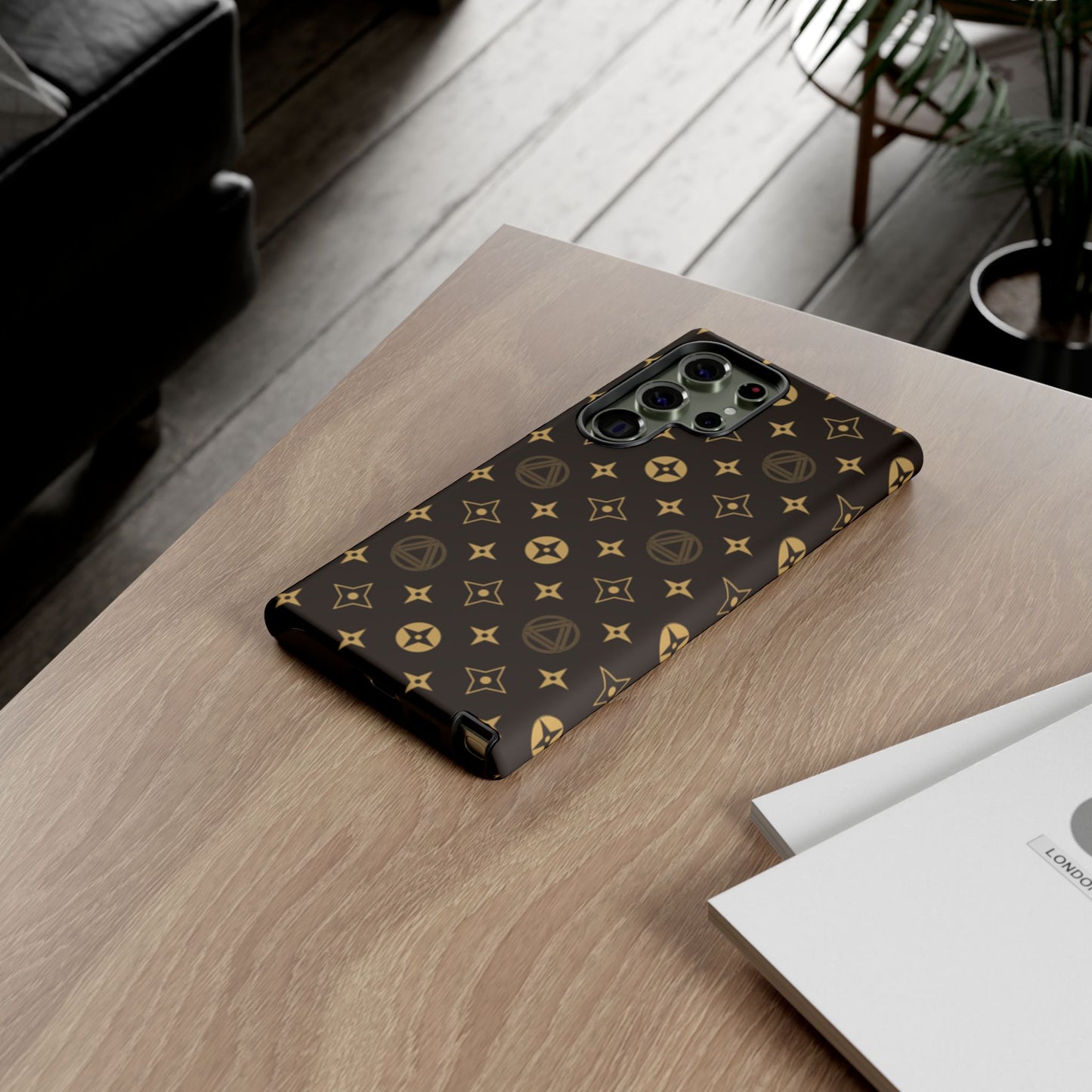Stylish Phone Case with Abstract Gold Pattern